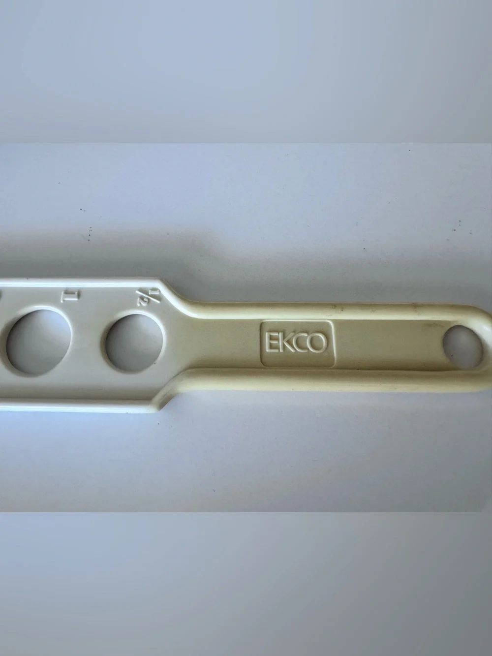 Ecko Cream Pasta Server Spoon- discolored
